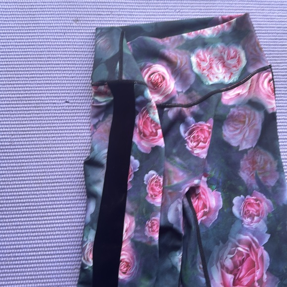 Noir Blanc Scrunch Leggings Roses aprint Velvet Side Panels Leggings Sz L - Picture 6 of 8